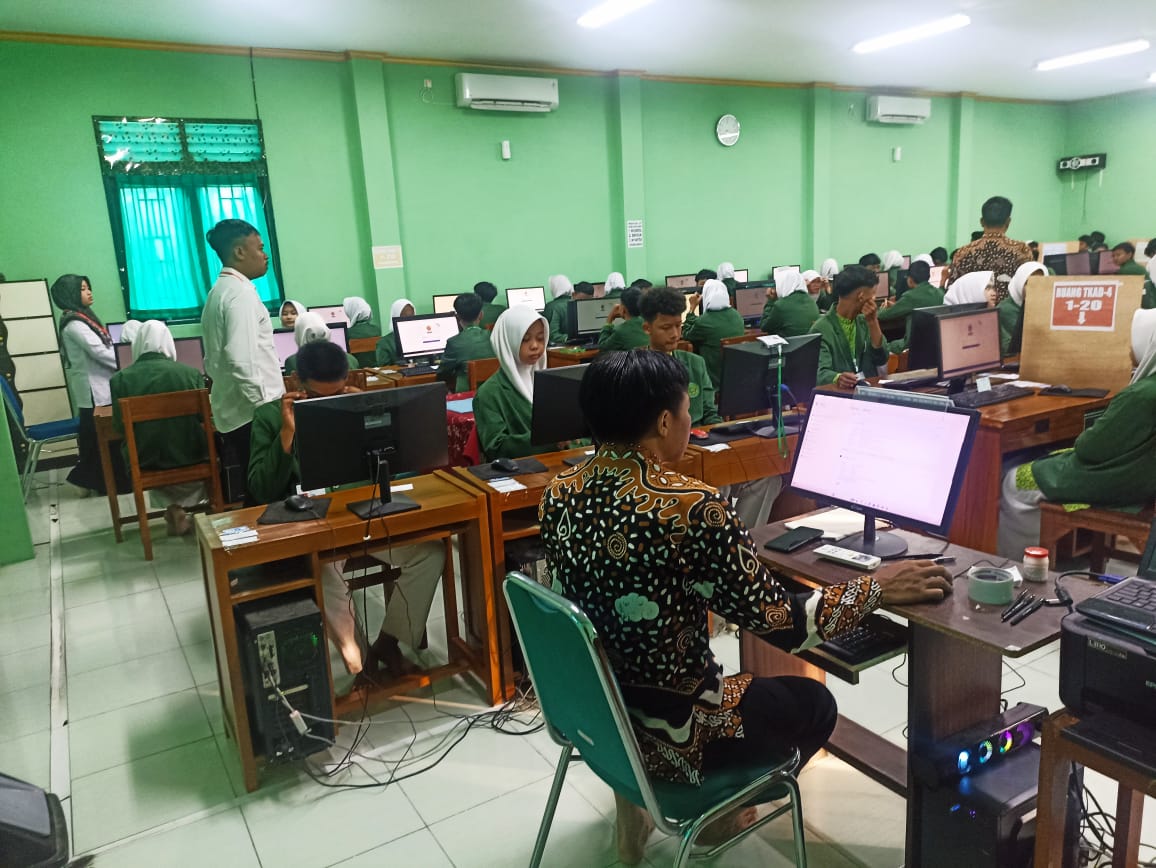Uji Kemampuan Berbahasa Global, Siswa Kelas IX MTsN 9 Bantul Fokus Taklukkan TKAD Bahasa Inggris di Hari Kedua